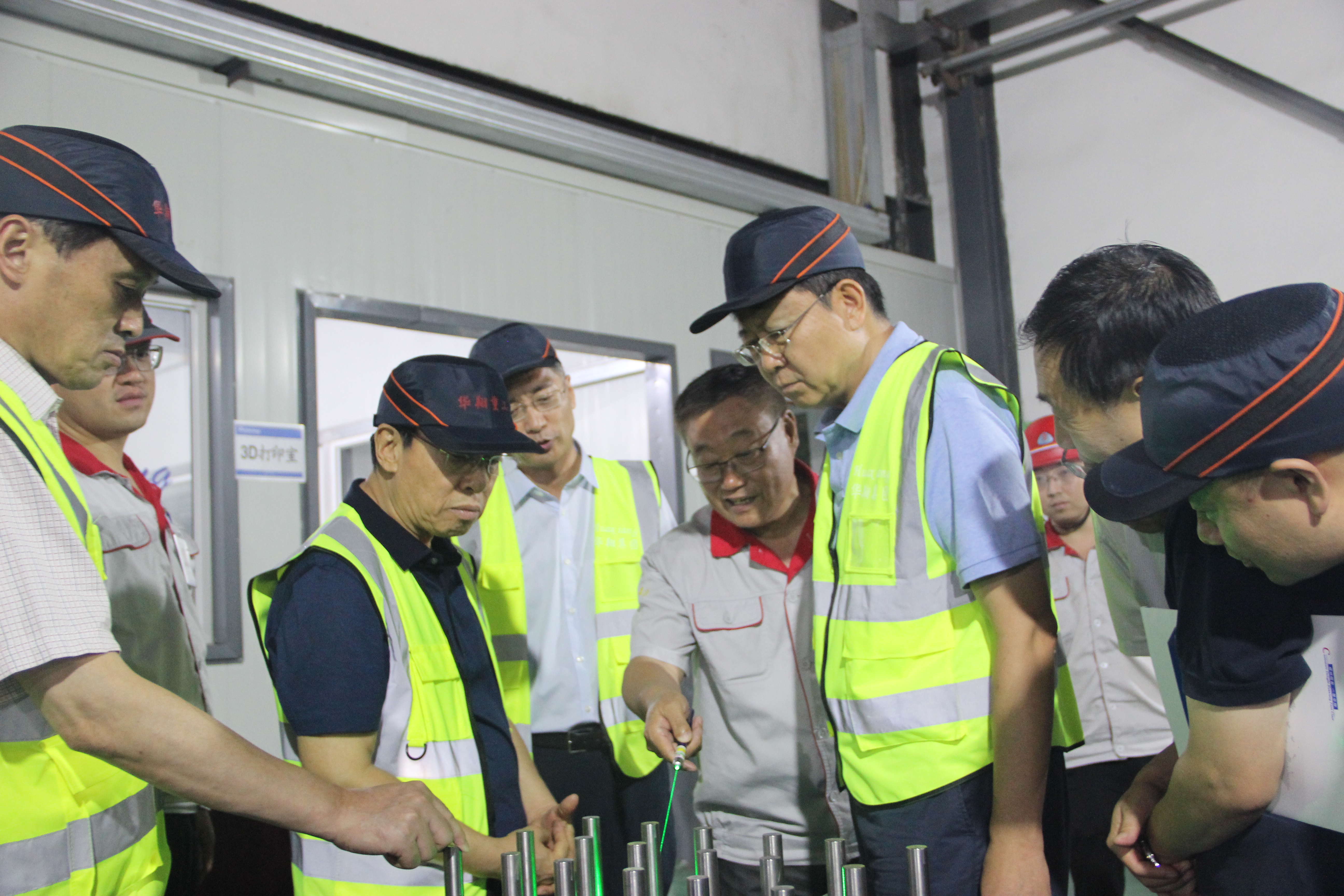 山西省人民政府原副省長、中國生產(chǎn)力學(xué)會會長、山西省資源型經(jīng)濟(jì)轉(zhuǎn)型促進(jìn)會總顧問牛仁亮一行蒞臨我司調(diào)研